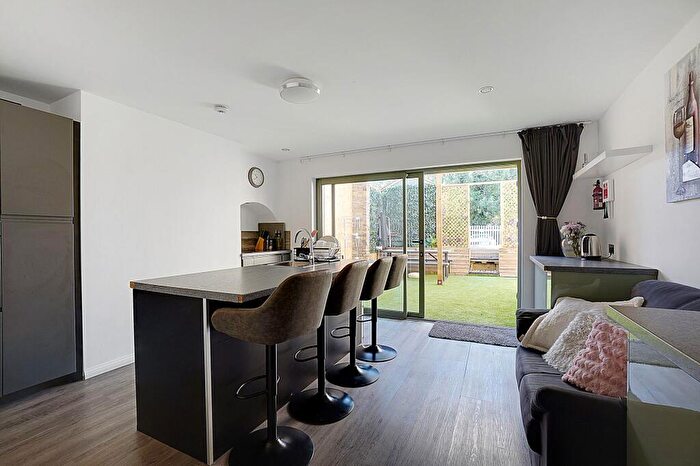 6 Bedroom Terraced House For Sale In Albany Terrace, Chatham, ME4