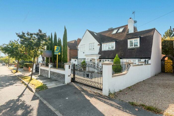 6 Bedroom Detached House To Rent In Park Avenue, Ruislip, HA4