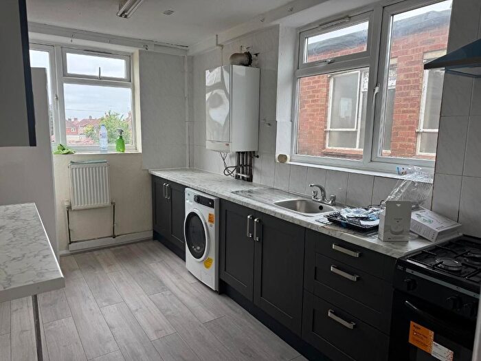 2 Bedroom Flat To Rent In Farnham Road, Slough, Berkshire, SL1