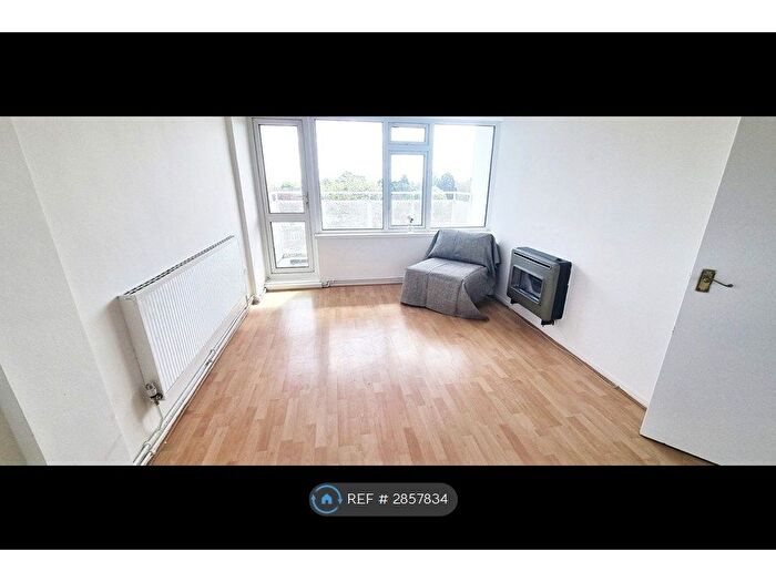 2 Bedroom Flat To Rent In Mynterne Court, London, SW19