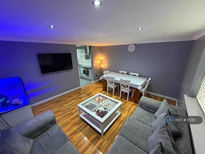 2 Bedroom Flat To Rent In Caspian Way, Purfleet, RM19