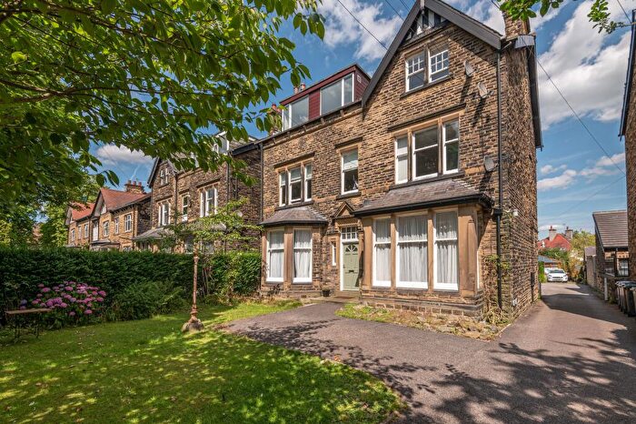 2 Bedroom Flat To Rent In Street Lane, Roundhay, Leeds, LS8