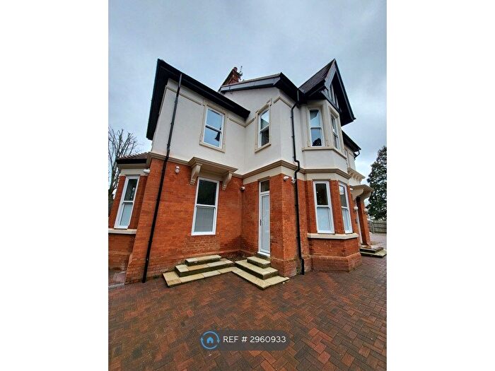 Studio To Rent In Redwood Drive, Epsom, KT19