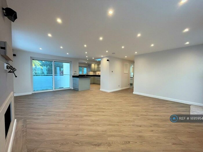 3 Bedroom Bungalow To Rent In The Glade, Enfield, EN2