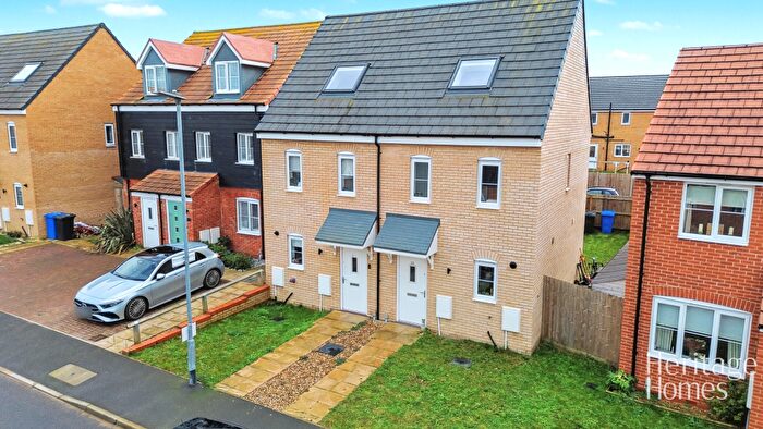 3 Bedroom Semi Detached House For Sale In Lyncoln Drive, Oulton, Lowestoft, Suffolk, NR32