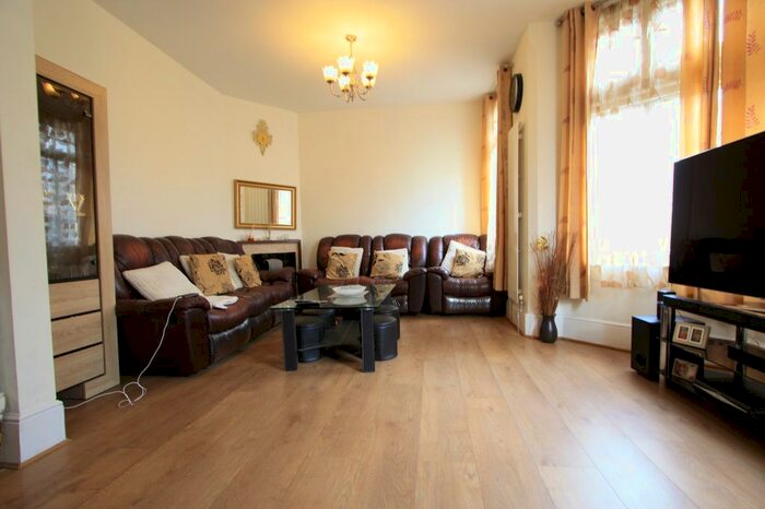 4 Bedroom Flat To Rent In Wandsworth Common West Side, London, SW18