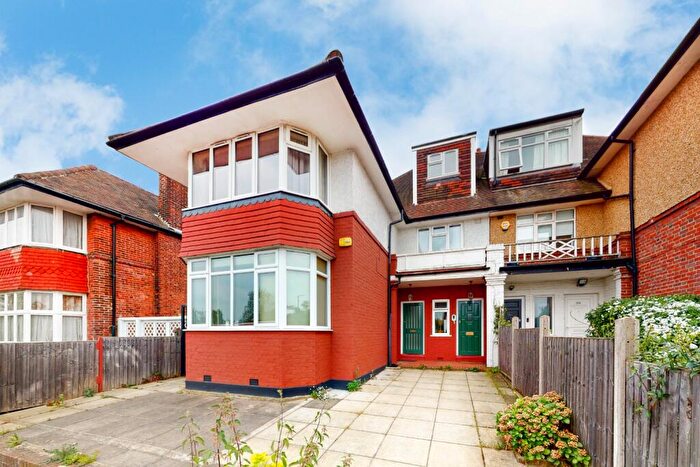 3 Bedroom Flat To Rent In Finchley Road, Golders Green, NW11