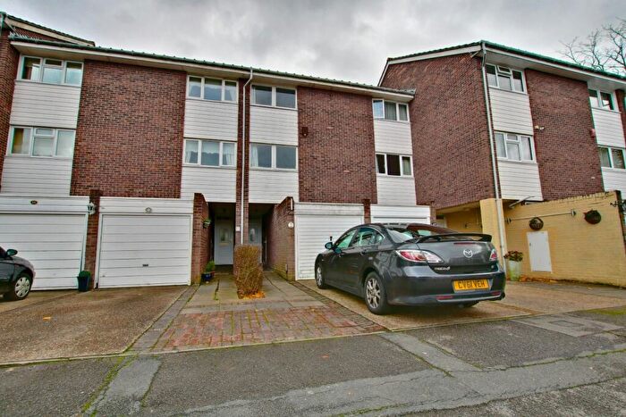 3 Bedroom Town House To Rent In Invicta Close, Chislehurst, Kent, BR7
