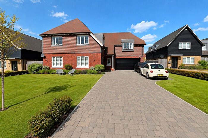 5 Bedroom Detached House For Sale In Bridle Close, Borehamwood, WD6