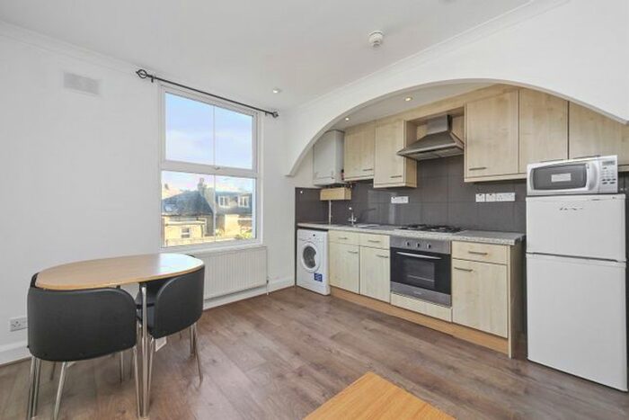 2 Bedroom Flat To Rent In Loftus Road, London, W12