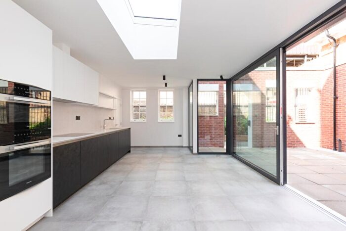 3 Bedroom Town House To Rent In Offord Road London, N1