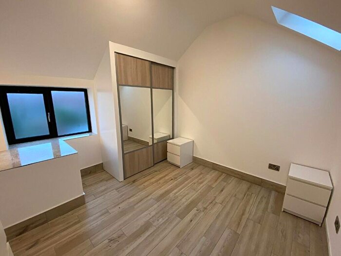 1 Bedroom Coach House To Rent In Corporation Road, Cardiff(City), CF11