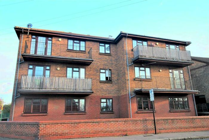 2 Bedroom Flat To Rent In Gunners Road, Southend-On-Sea, SS3