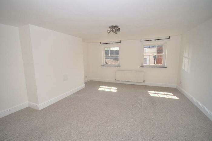 2 Bedroom Apartment To Rent In High Street, Rochester, ME1