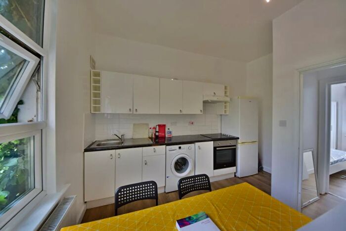 2 Bedroom Flat To Rent In Tollington Road, Holloway, London, N7