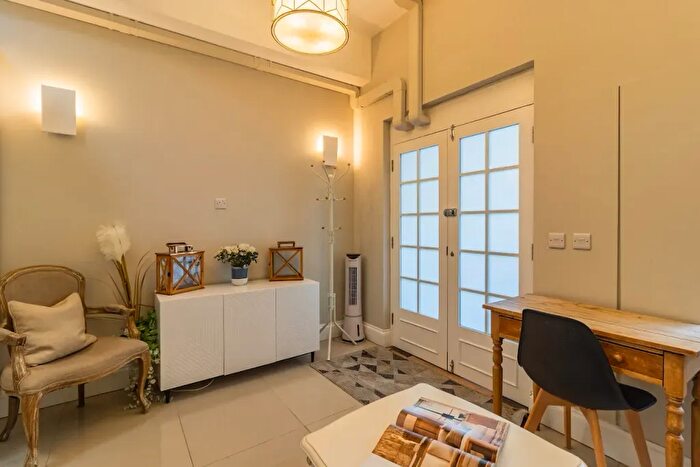 Studio To Rent In Phillimore Gardens, London, W8