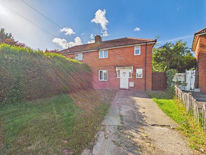 3 Bedroom Semi Detached House For Sale In Brent Gardens, Reading, RG2