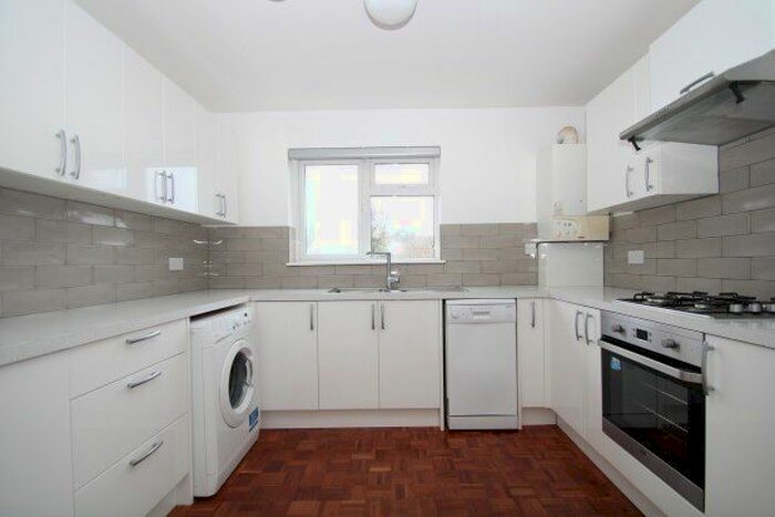 2 Bedroom Flat To Rent In Furze Court, Croydon, CR0