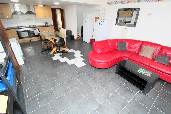 6 Bedroom Terraced House To Rent In Queen Street, Pontypridd, CF37