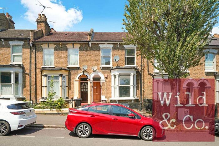 2 Bedroom Apartment For Sale In Powerscroft Road, Lower Clapton, E5