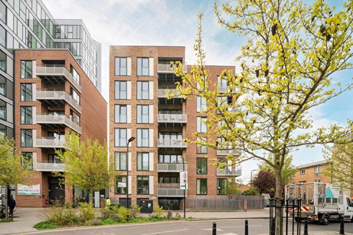2 Bedroom Flat For Sale In Lee Street, Hackney, E8