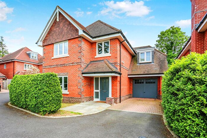 4 Bedroom Detached House For Sale In Brambling Close, Banstead, SM7