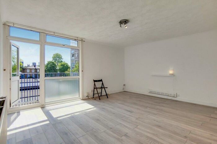 3 Bedroom Flat To Rent In Kingsgate Estate, Tottenham Road, London, N1