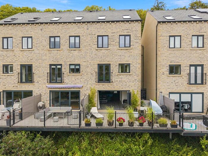4 Bedroom Town House For Sale In Calder Valley Vista, Sowerby Bridge, HX6