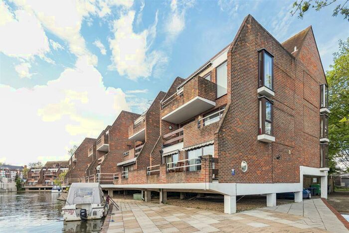 2 Bedroom Apartment To Rent In Riverside Court, Caversham, Reading, RG4