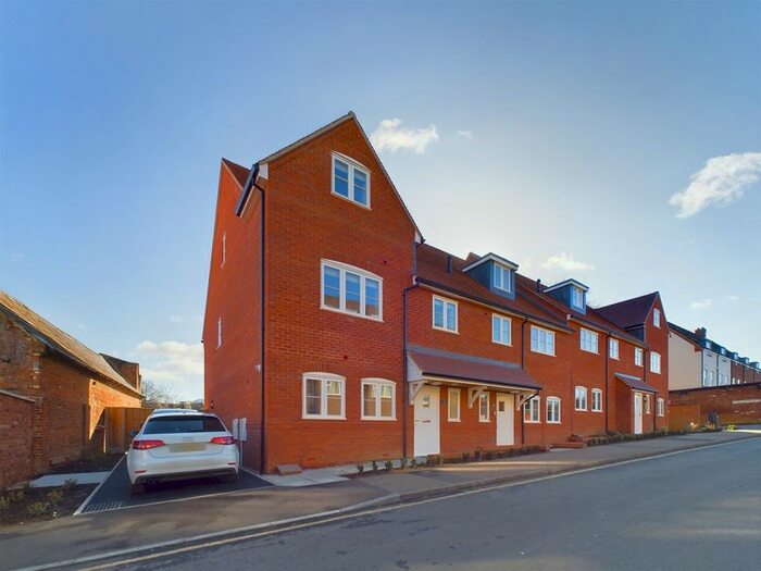 4 Bedroom Semi-Detached House To Rent In Wratten Road East, Hitchin, Hertfordshire, SG5