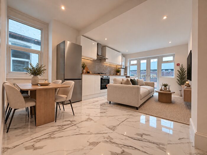 3 Bedroom Flat To Rent In Gambole Road, Tooting, SW17