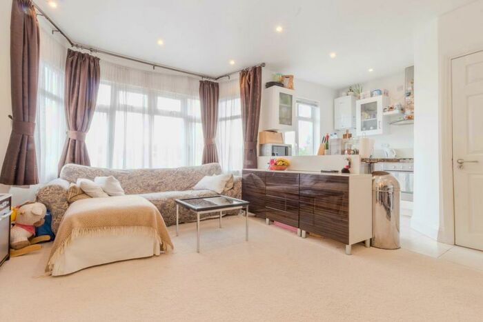 1 Bedroom Flat To Rent In Brentmead Place, Brent Cross, NW11