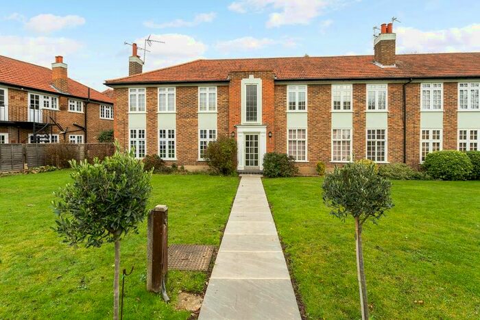 2 Bedroom Flat To Rent In Rythe Court, Portsmouth Road, Thames Ditton KT7