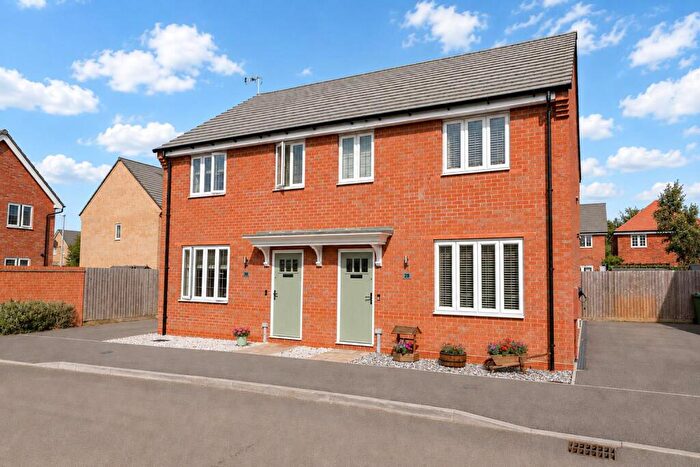 3 Bedroom Semi-Detached House For Sale In Moorhen Grove, Southam, CV47