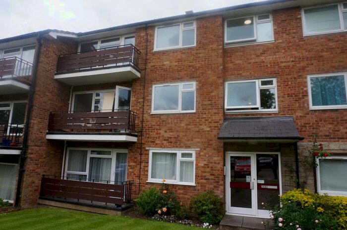 2 Bedroom Flat To Rent In Cedar Drive, London, N2