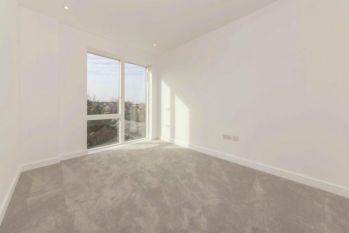 2 Bedroom Flat To Rent In Chiswick High Road, London, W4