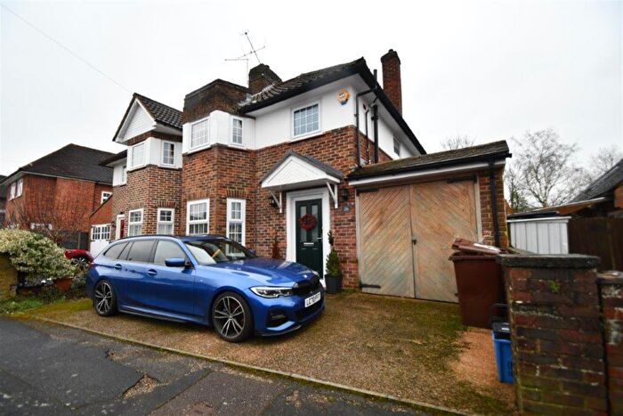 3 Bedroom Semi-Detached House To Rent In Bedroom Semi-Detached House In Aldershot, GU11