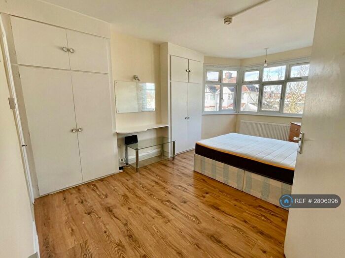 Studio To Rent In Strathmore Gardens, London, N3