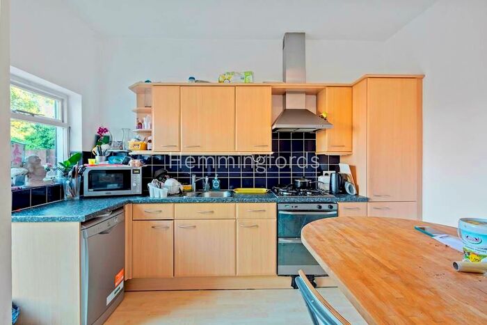 2 Bedroom Apartment To Rent In Broomfield Avenue, Palmers Green, N13