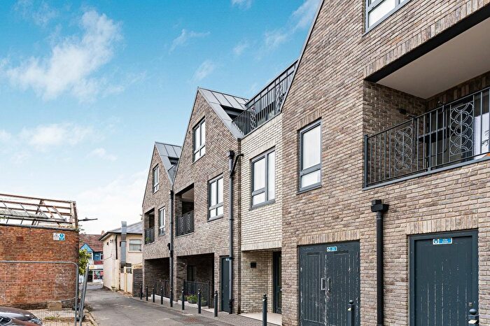 2 Bedroom Flat To Rent In Factory Yard, London, W7