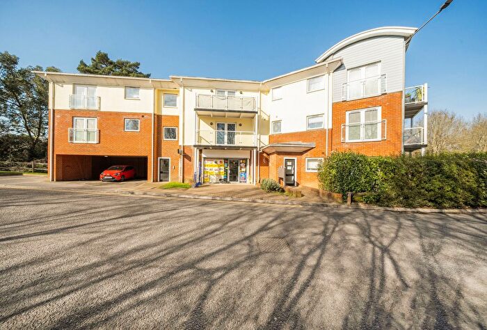 2 Bedroom Flat For Sale In St. Annes Drive, Redhill, Surrey, RH1