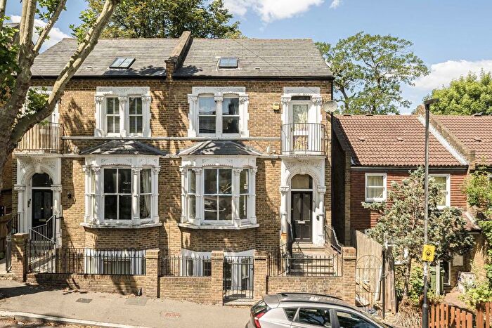 3 Bedroom Flat To Rent In Becondale Road, Norwood, SE19