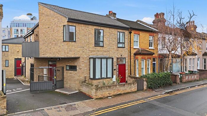 2 Bedroom Maisonette For Sale In Chestnut Avenue, Forest Gate, E7