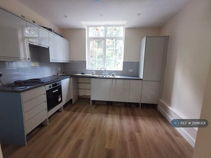 2 Bedroom Flat To Rent In Rookery Lane, Bromley, BR2