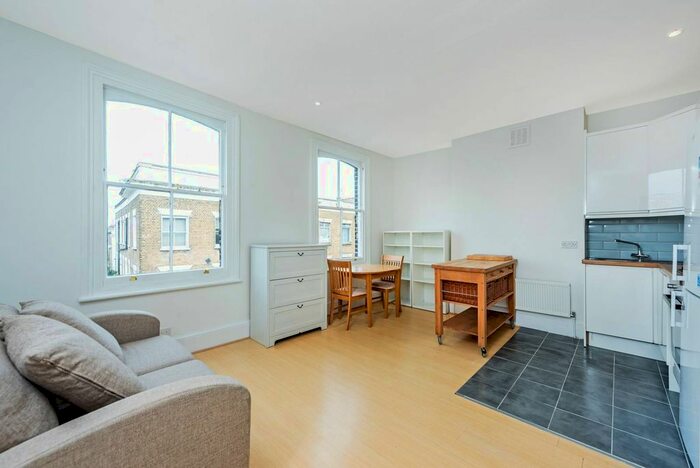 1 Bedroom Flat To Rent In Battersea Park Road, Battersea, London, SW11