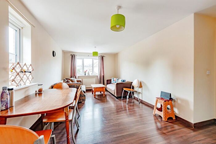 2 Bedroom Apartment For Sale In Tylehurst Drive, Redhill, RH1