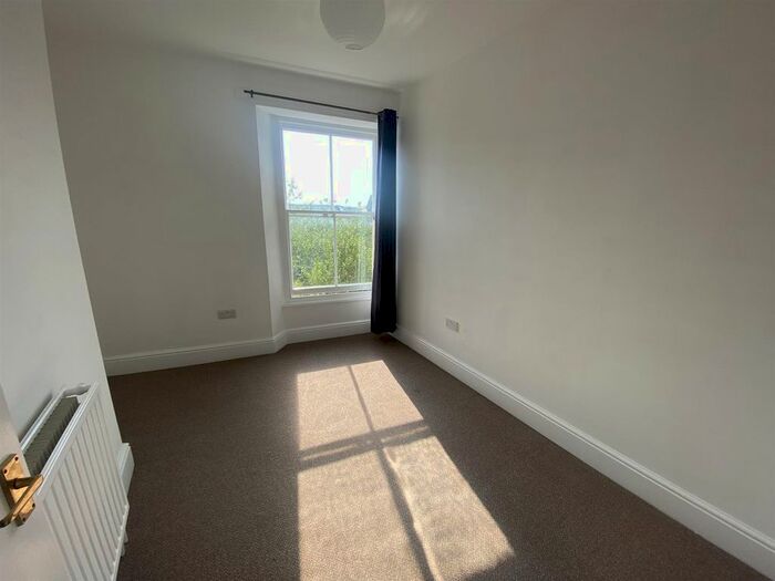 2 Bedroom Flat To Rent In Bampton Street, Tiverton, EX16