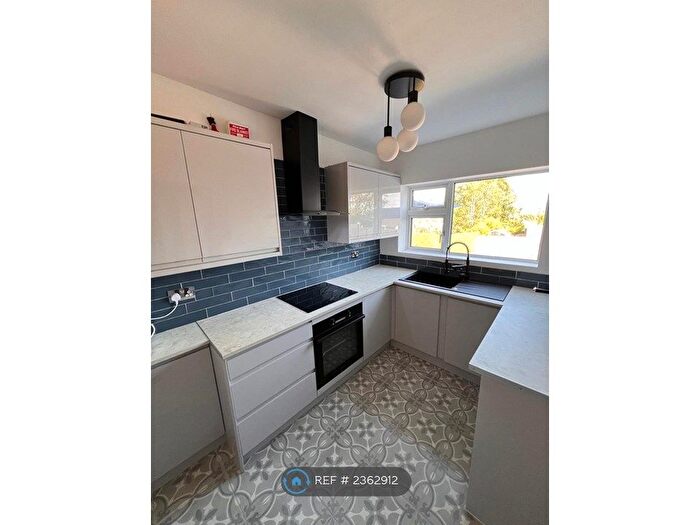 4 Bedroom Semi-Detached House To Rent In Curbar Curve, Chesterfield, S43