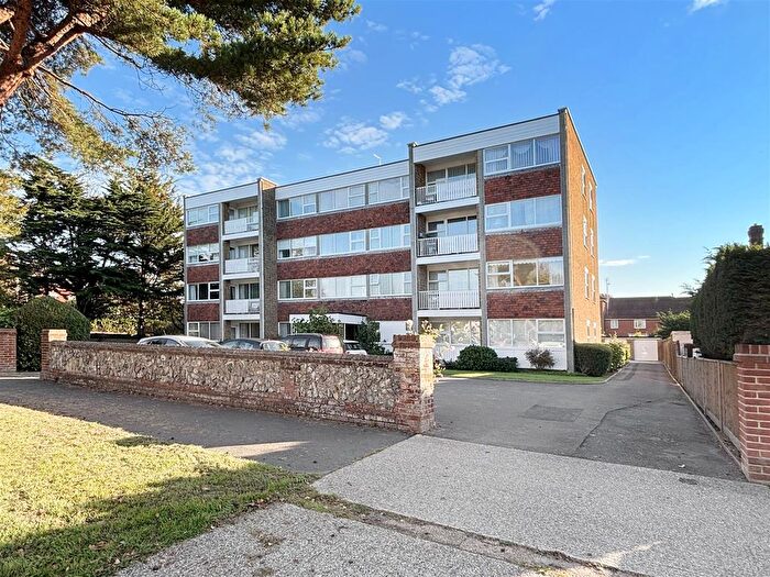 2 Bedroom Flat For Sale In Wellington Court, Grand Avenue, Worthing, BN11