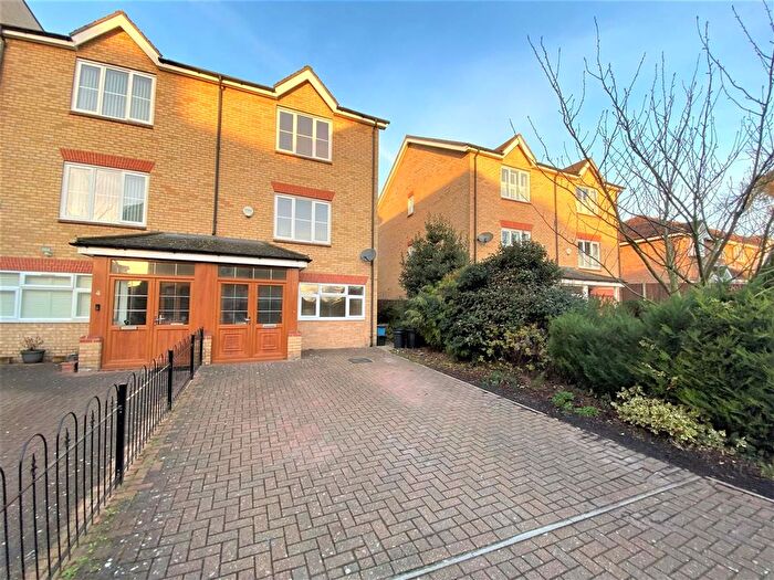 4 Bedroom Semi Detached House To Rent In Fieldhouse Close, London, E18